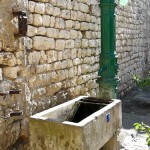 Schwengelpumpe mit Wassertrog in Aiguèze in der Provence in Südfrankreich