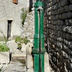 Schwengelpumpe in Aiguèze in der Provence in Südfrankreich