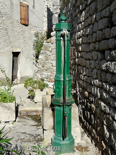 Schwengelpumpe in Aiguèze in der Provence in Südfrankreich