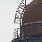 Wasserturm am Bahnhof Rathenow, Detailansicht von der Kuppel aus rostigem Eisen