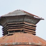 Wasserturm am Bahnhof Rathenow, Detailansicht von der Kuppel aus rostigem Eisen