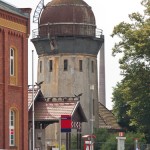Wasserturm am Bahnhof von Rathenow von dem Bahnhofvorplatz aus gesehen