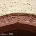 Haus Kylische Straße 17 in Sangerhausen von 1528, Detailansicht des Türbogens mit Jahreszahl