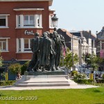 Denkmal "Bürger von Calais" in Calais von Auguste Rodin von 1889, Gesamtansicht aus der Ferne