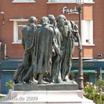 Denkmal "Bürger von Calais" in Calais von Auguste Rodin von 1889, Gesamtansicht aus der Ferne