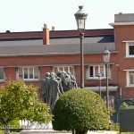 Denkmal "Bürger von Calais" in Calais von Auguste Rodin von 1889, Gesamtansicht aus der Ferne