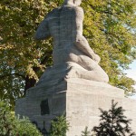 Gefallenen-Denkmal von Eberhard Encke von 1924 in der Baerwaldstrasse in Berlin-Kreuzberg, Gesamtansicht der Skulptur