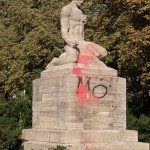 Gefallenen-Denkmal von Eberhard Encke von 1924 in der Baerwaldstrasse in Berlin-Kreuzberg, Gesamtansicht