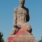 Gefallenen-Denkmal von Eberhard Encke von 1924 in der Baerwaldstrasse in Berlin-Kreuzberg, Gesamtansicht der Skulptur