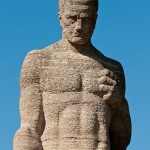 Gefallenen-Denkmal von Eberhard Encke von 1924 in der Baerwaldstrasse in Berlin-Kreuzberg, Detailansicht der Skulptur