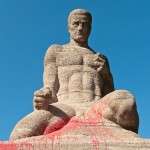 Gefallenen-Denkmal von Eberhard Encke von 1924 in der Baerwaldstrasse in Berlin-Kreuzberg, Gesamtansicht der Skulptur