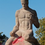 Gefallenen-Denkmal von Eberhard Encke von 1924 in der Baerwaldstrasse in Berlin-Kreuzberg, Gesamtansicht der Skulptur