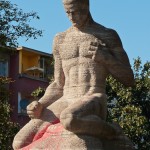 Gefallenen-Denkmal von Eberhard Encke von 1924 in der Baerwaldstrasse in Berlin-Kreuzberg, Gesamtansicht der Skulptur