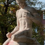 Gefallenen-Denkmal von Eberhard Encke von 1924 in der Baerwaldstrasse in Berlin-Kreuzberg, Gesamtansicht der Skulptur