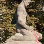 Gefallenen-Denkmal von Eberhard Encke von 1924 in der Baerwaldstrasse in Berlin-Kreuzberg, Gesamtansicht der Skulptur