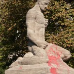 Gefallenen-Denkmal von Eberhard Encke von 1924 in der Baerwaldstrasse in Berlin-Kreuzberg, Gesamtansicht der Skulptur