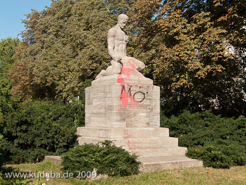 Gefallenen-Denkmal von Eberhard Encke von 1924 in der Baerwaldstrasse in Berlin-Kreuzberg, Gesamtansicht