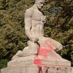 Gefallenen-Denkmal von Eberhard Encke von 1924 in der Baerwaldstrasse in Berlin-Kreuzberg, Gesamtansicht der Skulptur