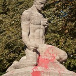 Gefallenen-Denkmal von Eberhard Encke von 1924 in der Baerwaldstrasse in Berlin-Kreuzberg, Gesamtansicht der Skulptur