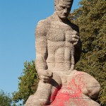 Gefallenen-Denkmal von Eberhard Encke von 1924 in der Baerwaldstrasse in Berlin-Kreuzberg, Gesamtansicht der Skulptur