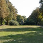 Gefallenen-Denkmal von Eberhard Encke von 1924 in der Baerwaldstrasse in Berlin-Kreuzberg, Ansicht der Denkmal-Rückseite aus der Ferne