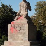 Gefallenen-Denkmal von Eberhard Encke von 1924 in der Baerwaldstrasse in Berlin-Kreuzberg, Gesamtansicht