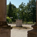 Denkmal "Genius mit Fackel" von Albert Wolff von 1876 in Berlin-Schöneberg, Gesamtansicht aus der Ferne