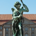 Denkmal "Genius mit Fackel" von Albert Wolff von 1876 in Berlin-Schöneberg, Gesamtansicht der Skulptur