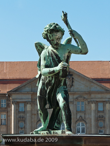 Denkmal "Genius mit Fackel" von Albert Wolff von 1876 in Berlin-Schöneberg, Gesamtansicht der Skulptur