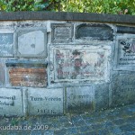 Jahndenkmal in der Hasenheide in Berlin-Neukölln von Erdmann Encke von 1869, Ansicht der Gedenktafeln