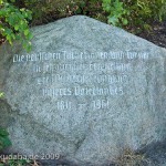 Jahndenkmal in der Hasenheide in Berlin-Neukölln von Erdmann Encke von 1869, Ansicht des Gedenkstein neben dem Denkmal