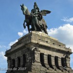 Das Reiterstandbild des Kaiser Wilhelm I. auf dem Deutschen Eck in Koblenz, Ansicht der Skulptur und des Sockels