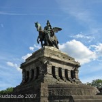 Das Reiterstandbild des Kaiser Wilhelm I. auf dem Deutschen Eck in Koblenz, Ansicht der Skulptur und des Sockels