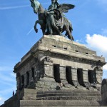 Das Reiterstandbild des Kaiser Wilhelm I. auf dem Deutschen Eck in Koblenz, Ansicht der Skulptur und des Sockels