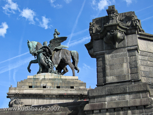 Das Reiterstandbild des Kaiser Wilhelm I. auf dem Deutschen Eck in Koblenz, Ansicht der Skulptur und des Sockels
