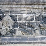 Das Reiterstandbild des Kaiser Wilhelm I. auf dem Deutschen Eck in Koblenz, Detailansicht des Sockelfrieses