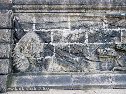 Das Reiterstandbild des Kaiser Wilhelm I. auf dem Deutschen Eck in Koblenz, Detailansicht des Sockelfrieses