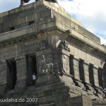 Das Reiterstandbild des Kaiser Wilhelm I. auf dem Deutschen Eck in Koblenz, Detailansicht des Sockels