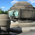 Das Reiterstandbild des Kaiser Wilhelm I. auf dem Deutschen Eck in Koblenz, Detailansicht der Uferbefestigung