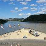 Das Reiterstandbild des Kaiser Wilhelm I. auf dem Deutschen Eck in Koblenz, Blick auf die Mündung von Rhein und Mosel