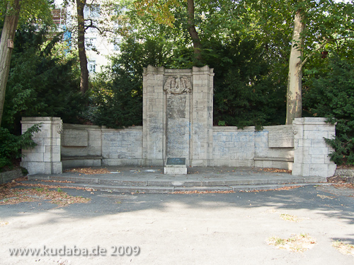 Gefallenendenkmal des Königin-Elisabeth-Garde-Regiments Nr. 3 von Eugen Schmohl von 1925 im Lietzenseepark in Berlin-Charlottenburg, Gesamtansicht