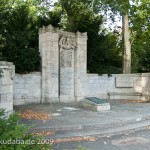 Gefallenendenkmal des Königin-Elisabeth-Garde-Regiments Nr. 3 von Eugen Schmohl von 1925 im Lietzenseepark in Berlin-Charlottenburg, Gesamtansicht