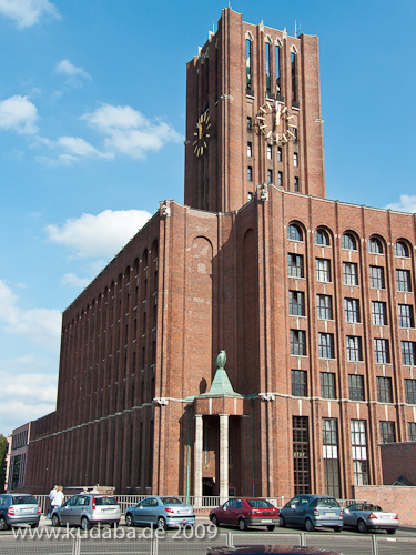 Ullsteinhaus in Berlin-Tempelhof nach Plänen von Eugen Schmohl, 1927 im expressionistischen Stil fertiggestellt, Ansicht mit Turm und mit der Ullstein-Eule von Fritz Klimsch