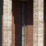 Ullsteinhaus in Berlin-Tempelhof nach Plänen von Eugen Schmohl, 1927 im expressionistischen Stil fertiggestellt, Ansicht der einer Lampe im Eingangsportal unterhalb der Ullstein-Eule
