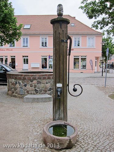 Schwengelpumpe in Templin mit einem hölzernen Säulenschaft