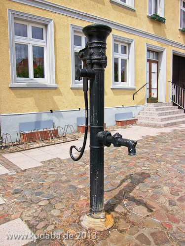 Schwengelpumpe aus Gusseisen in Wesenberg in Mecklenburg-Vorpommern