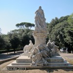 Goethe-Denkmal in Rom, Villa Borghese, von Gustav Eberlein entworfen und Valentino Casali ausgeführt, Enthüllung des Denkmals 1904, Gesamtansicht der Rückseite