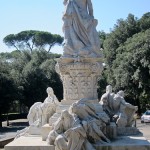 Goethe-Denkmal in Rom, Villa Borghese, von Gustav Eberlein entworfen und Valentino Casali ausgeführt, Enthüllung des Denkmals 1904, Gesamtansicht der Rückseite