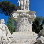 Goethe-Denkmal in Rom, Villa Borghese, von Gustav Eberlein entworfen und Valentino Casali ausgeführt, Enthüllung des Denkmals 1904, Ansicht des Kompositkapitells