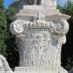 Goethe-Denkmal in Rom, Villa Borghese, von Gustav Eberlein entworfen und Valentino Casali ausgeführt, Enthüllung des Denkmals 1904, Ansicht des Kompositkapitells
